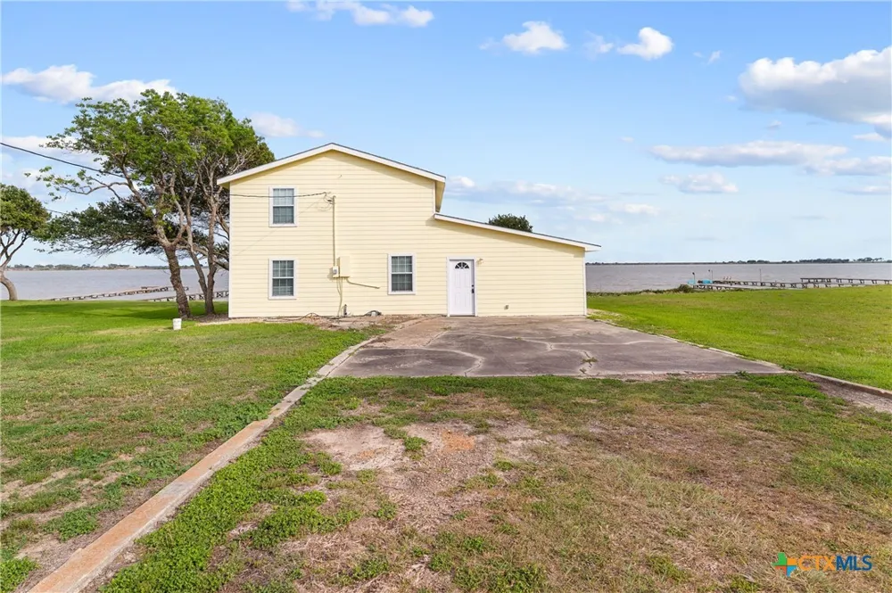 1838 W Bayshore Drive Palacios, TX 77465
