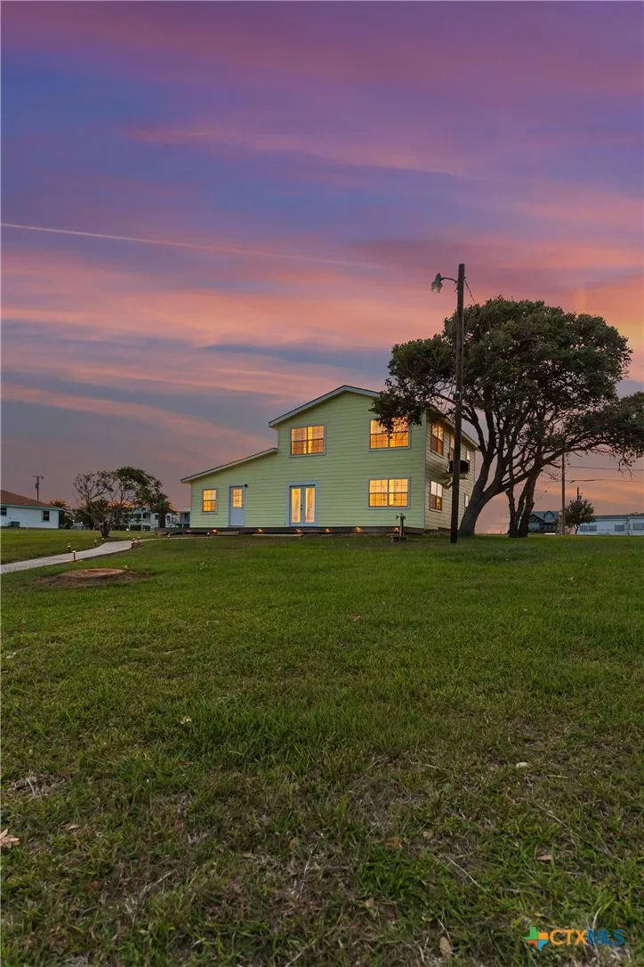 1838 W Bayshore Drive Palacios, TX 77465
