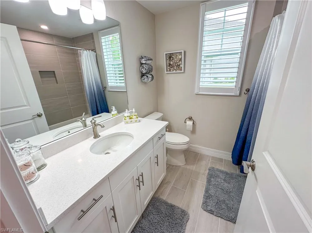 220 Indies Dr E #101 Naples, FL 34114