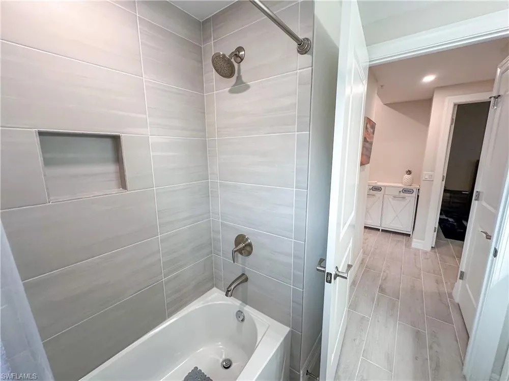 220 Indies Dr E #101 Naples, FL 34114