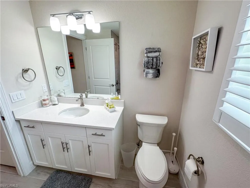 220 Indies Dr E #101 Naples, FL 34114