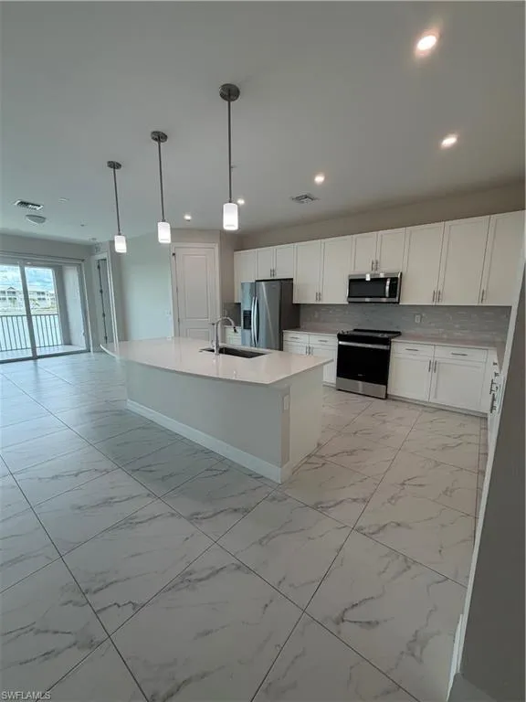 251 Indies Dr E #201 Naples, FL 34114