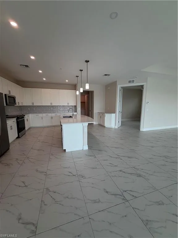 251 Indies Dr E #201 Naples, FL 34114