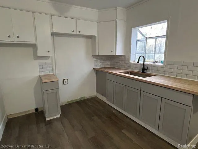 82 PALMER AVENUE Pontiac City, MI 48341