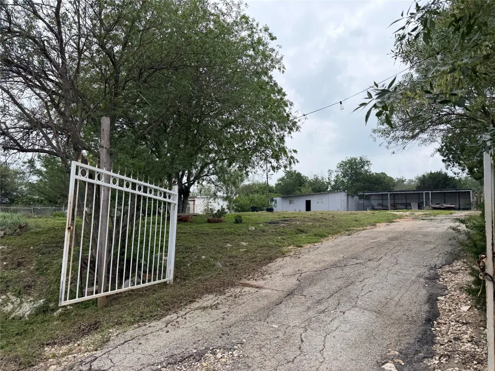 207 Cresthill Causeway Kyle, TX 78640
