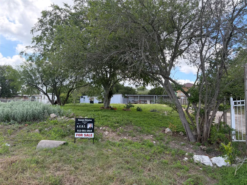 207 Cresthill Causeway Kyle, TX 78640