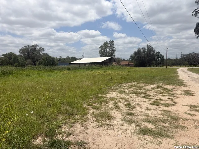 615 ROSSVILLE RD Devine, TX 78016