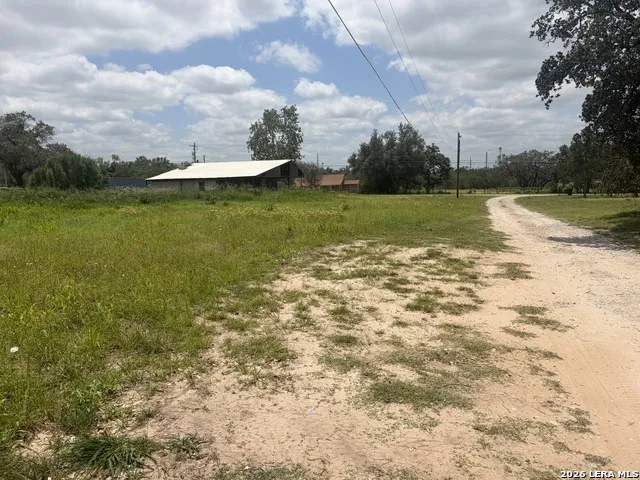 615 ROSSVILLE RD Devine, TX 78016