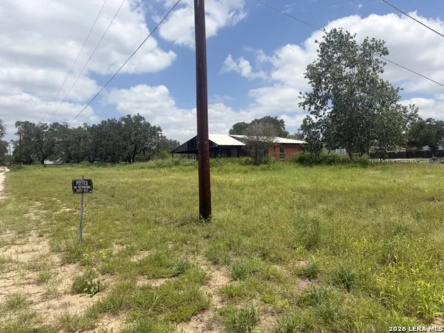 615 ROSSVILLE RD Devine, TX 78016