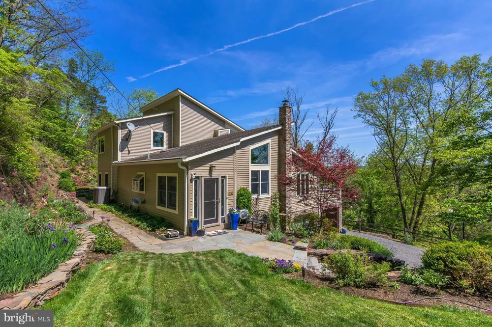 272 HEADQUARTERS ROAD Erwinna, PA 18920
