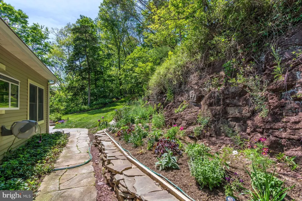 272 HEADQUARTERS ROAD Erwinna, PA 18920