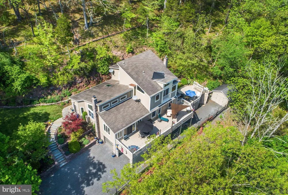 272 HEADQUARTERS ROAD Erwinna, PA 18920