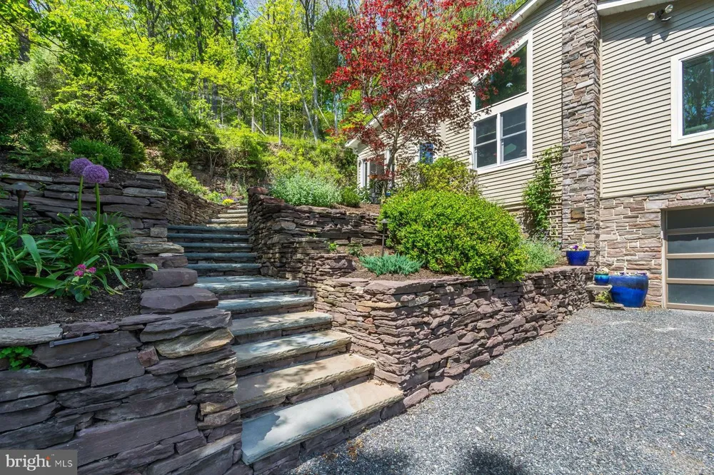 272 HEADQUARTERS ROAD Erwinna, PA 18920