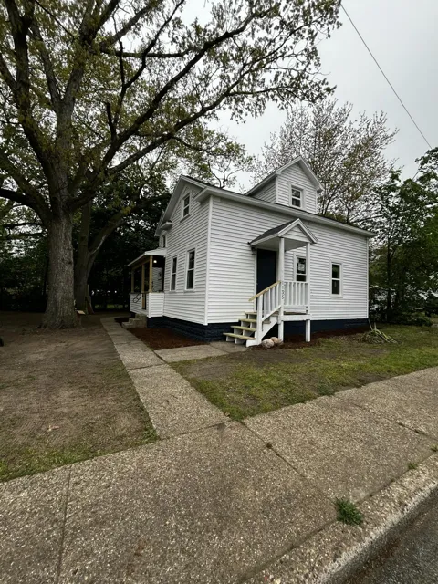 1135 Holt Street