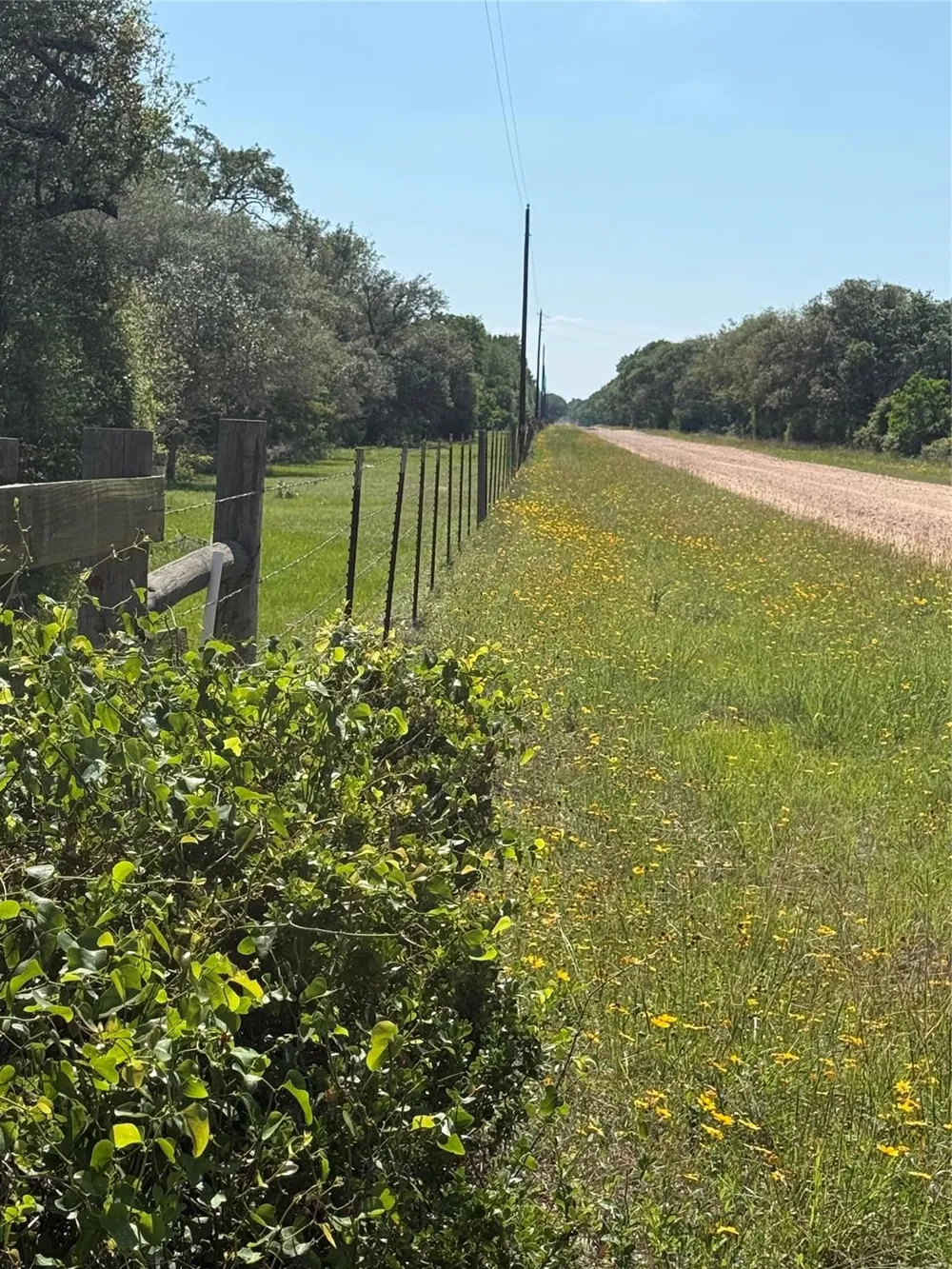 1222 Cr 2152 Rock Island, TX 77470