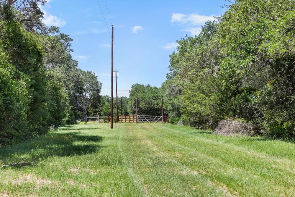 1222 Cr 2152 Rock Island, TX 77470
