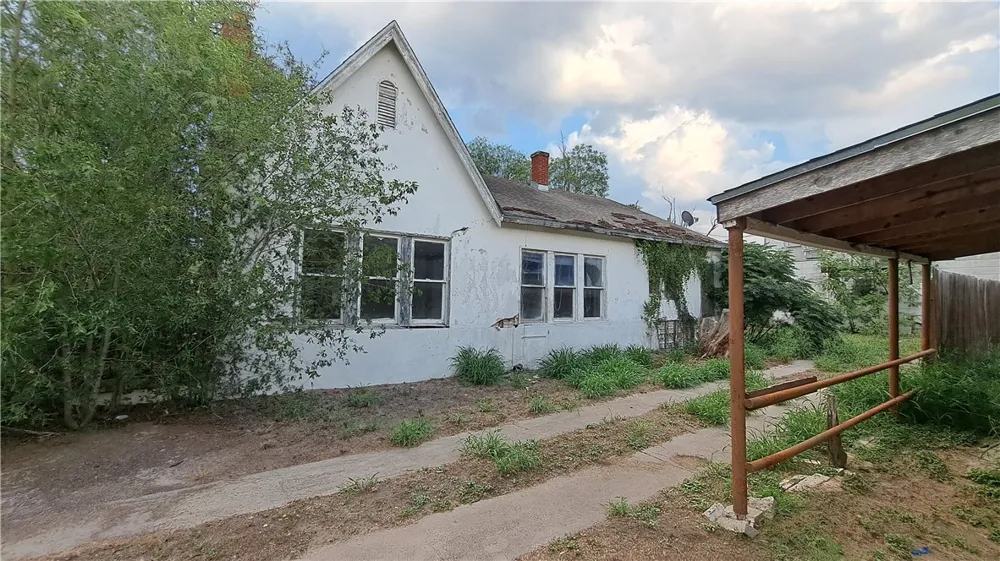 709 W Lee Avenue Kingsville, TX 78363