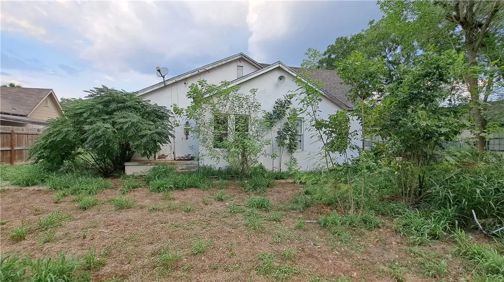 709 W Lee Avenue Kingsville, TX 78363