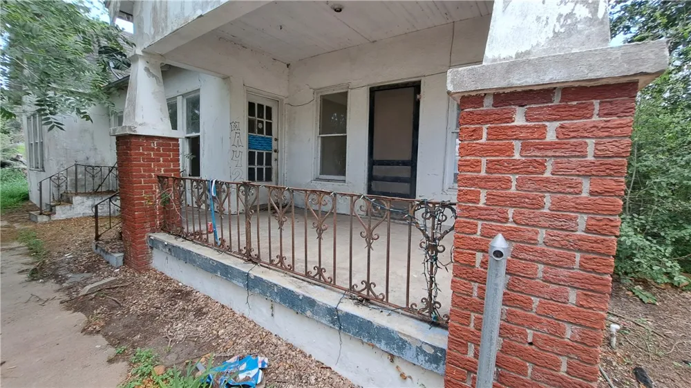 709 W Lee Avenue Kingsville, TX 78363