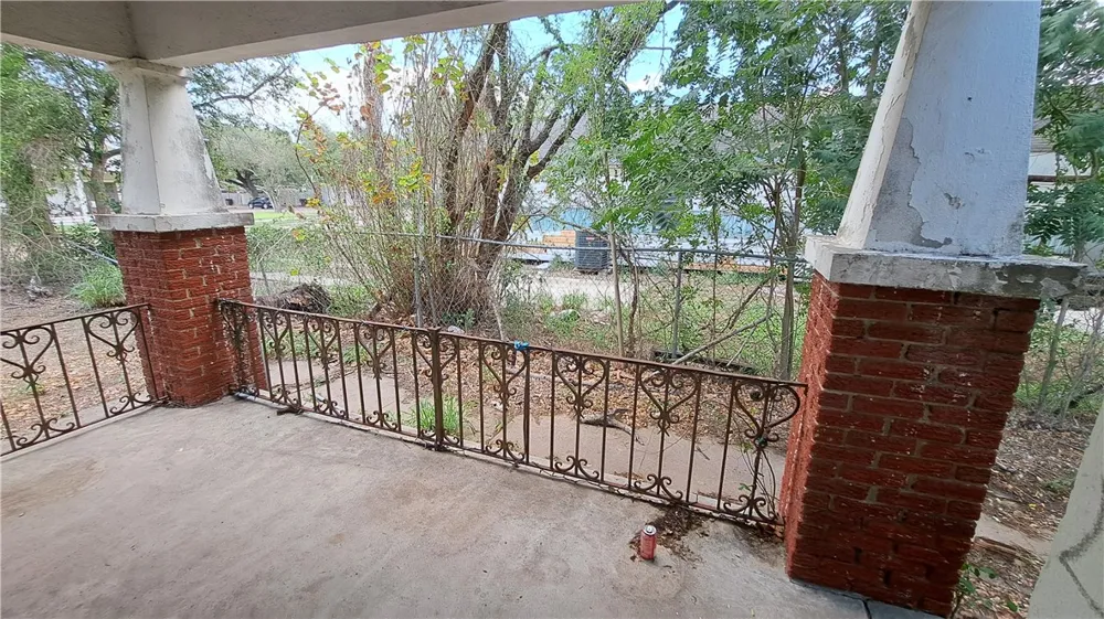 709 W Lee Avenue Kingsville, TX 78363