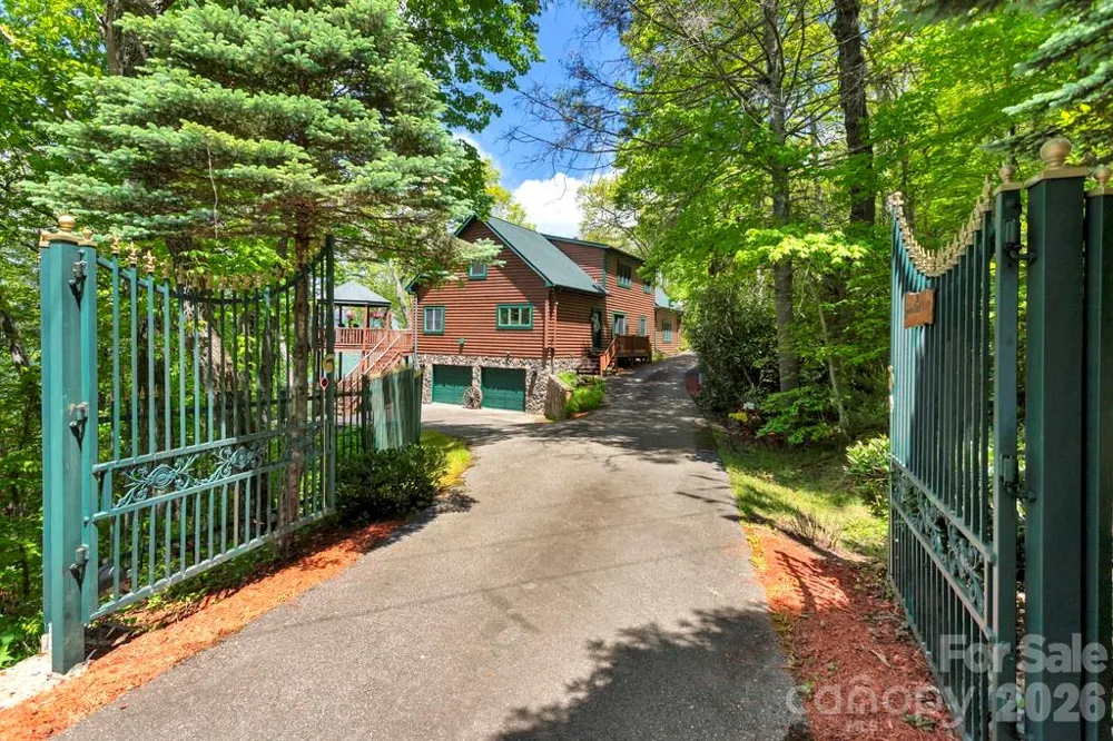 35 Falcon Crest Loop Maggie Valley, NC 28751