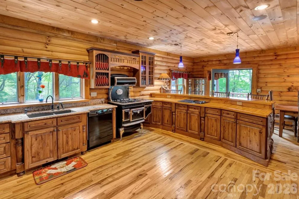 35 Falcon Crest Loop Maggie Valley, NC 28751