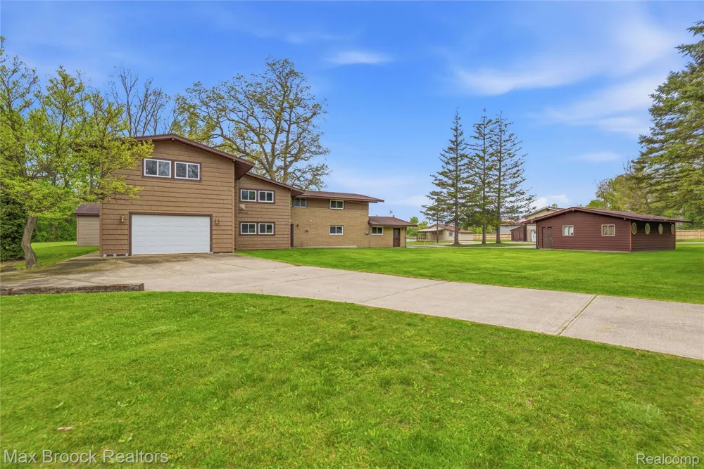 1392 Maple Grove Road Lapeer Township, MI 48446