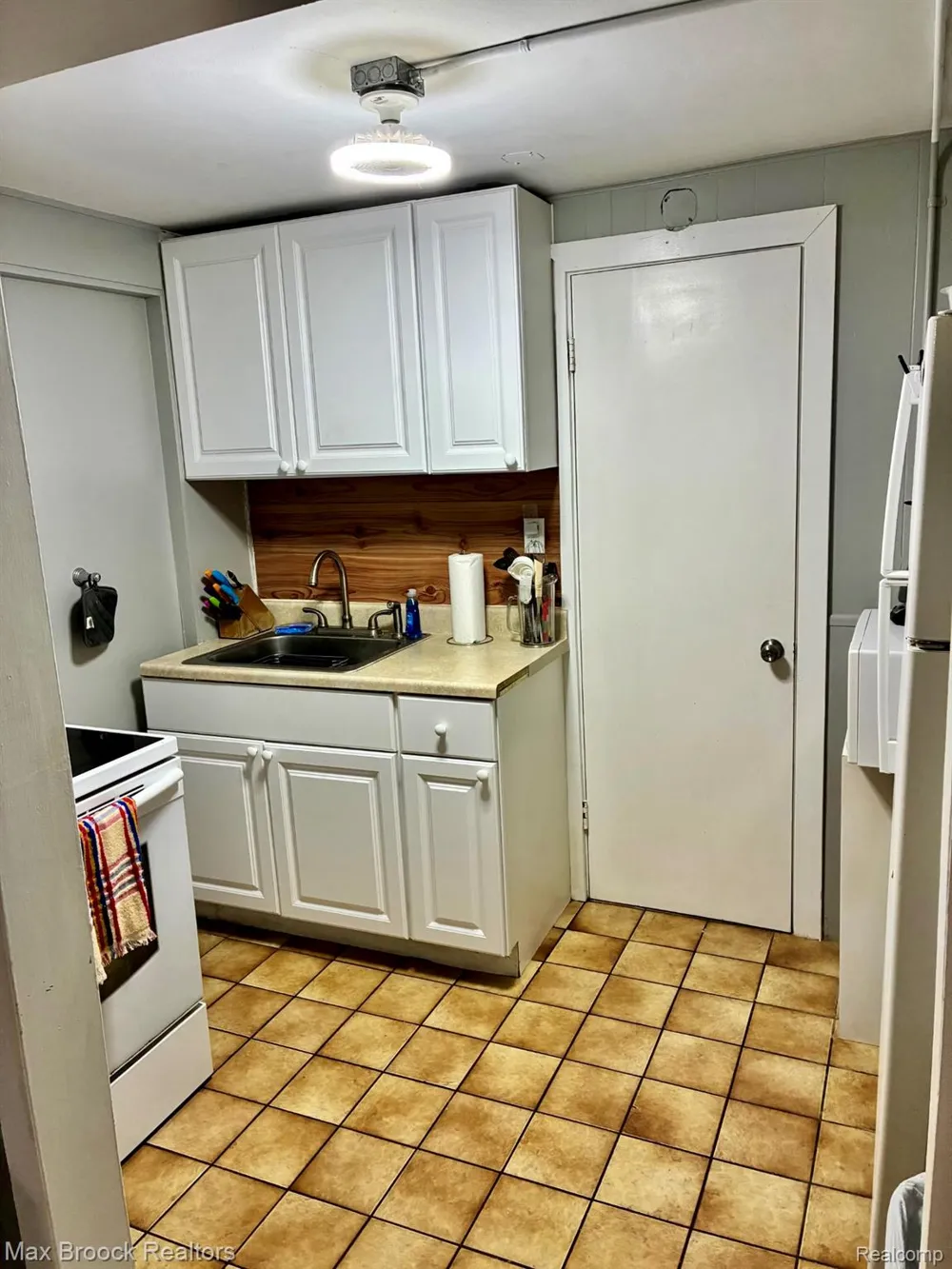 1392 Maple Grove Road Lapeer Township, MI 48446