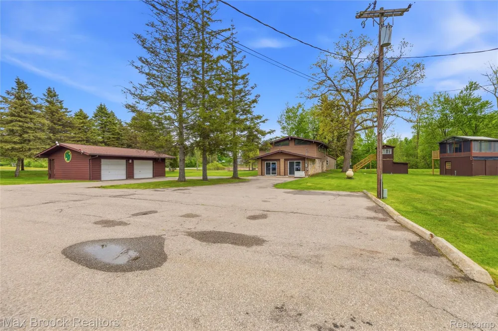 1392 Maple Grove Road Lapeer Township, MI 48446