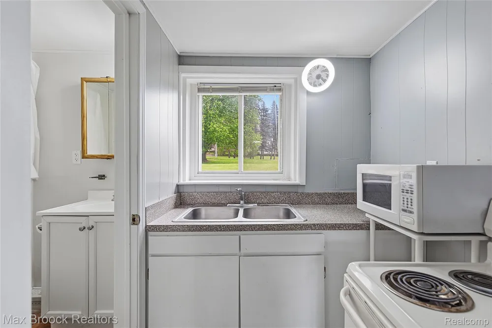 1392 Maple Grove Road Lapeer Township, MI 48446