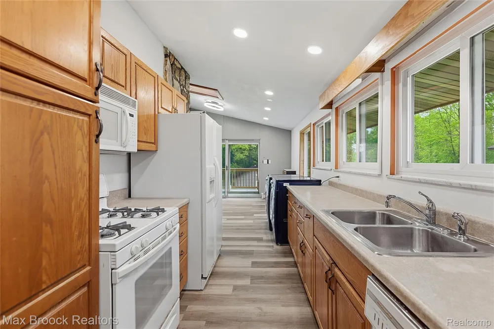 1392 Maple Grove Road Lapeer Township, MI 48446