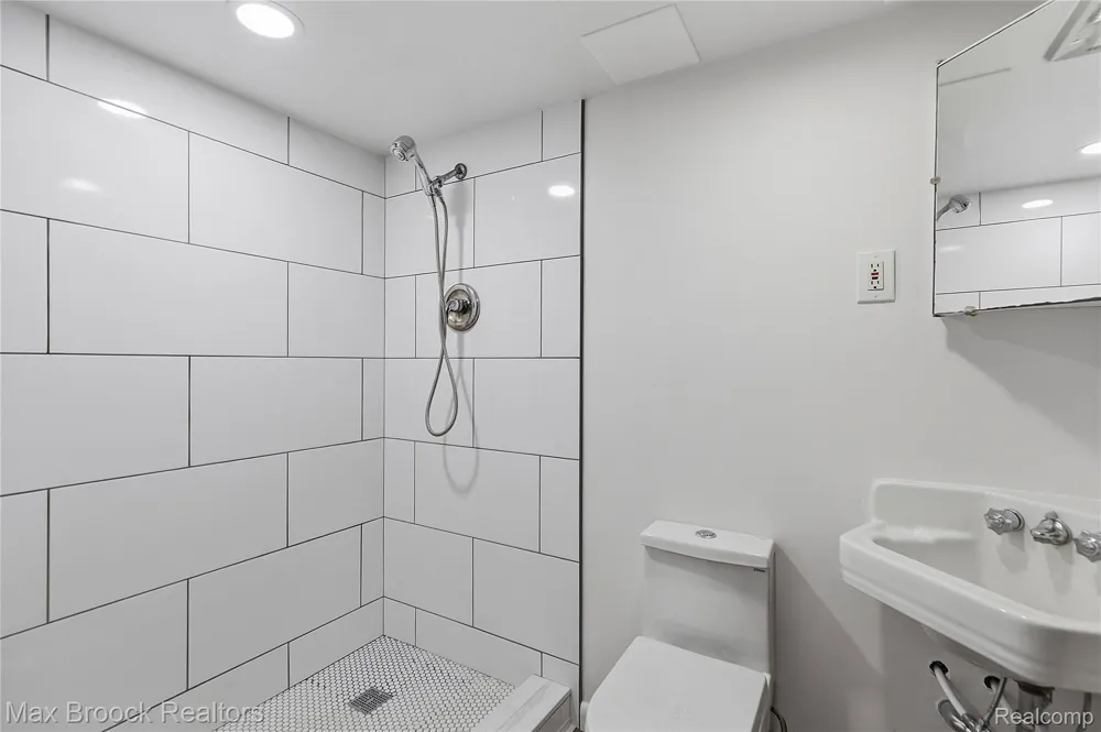 1392 Maple Grove Road Lapeer Township, MI 48446