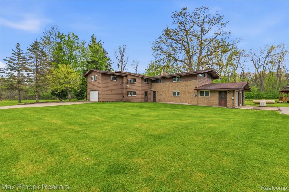 1392 Maple Grove Road Lapeer Township, MI 48446