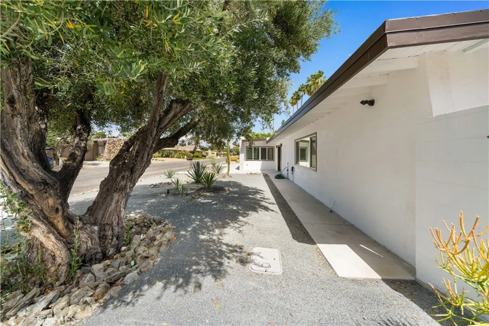5191 E Lakeside Dr Palm Springs, CA 92264