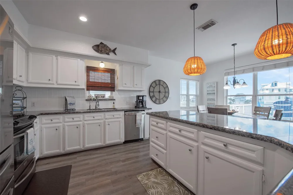 318 Sunset Circle Tiki Island, TX 77554