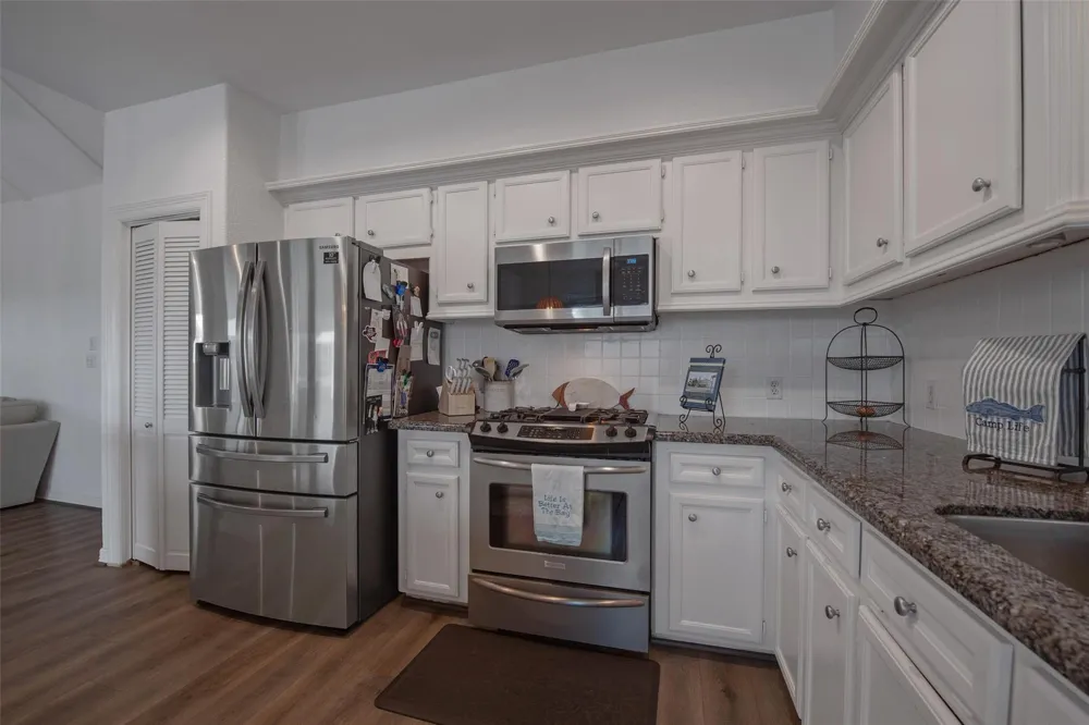 318 Sunset Circle Tiki Island, TX 77554