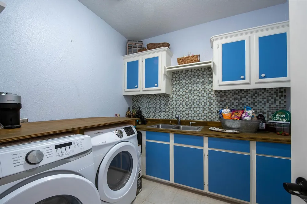 318 Sunset Circle Tiki Island, TX 77554