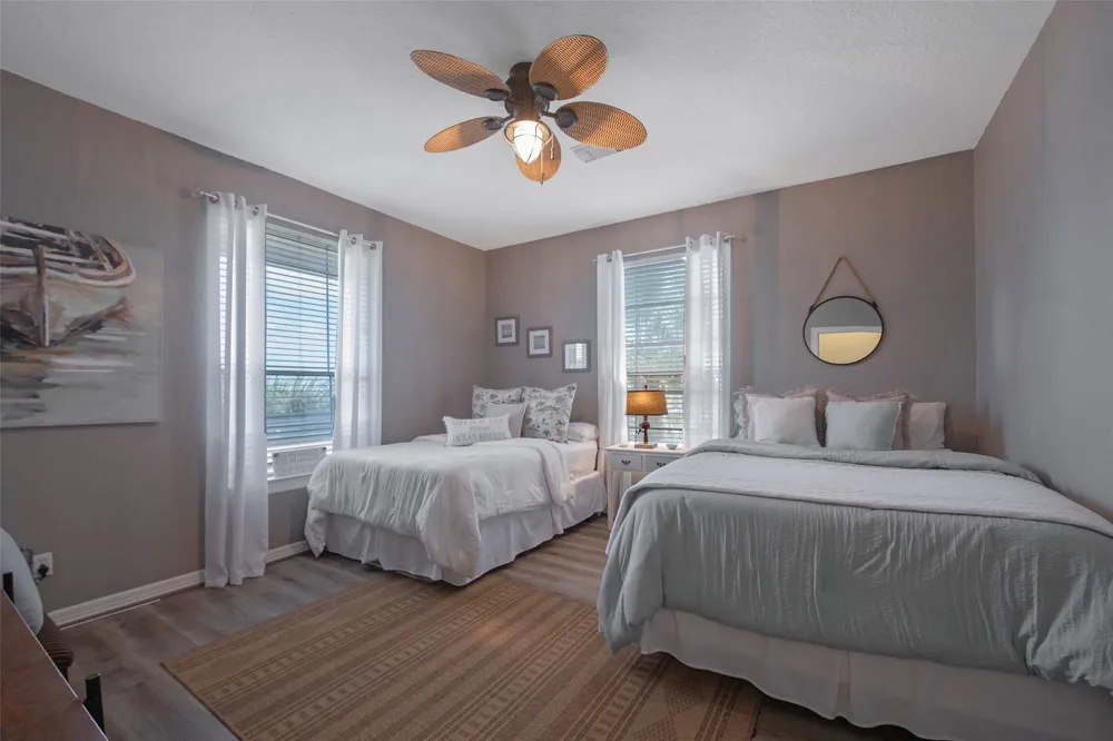 318 Sunset Circle Tiki Island, TX 77554