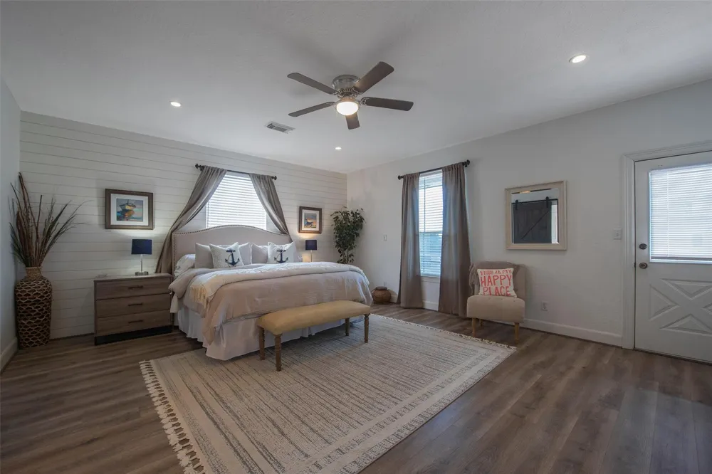 318 Sunset Circle Tiki Island, TX 77554