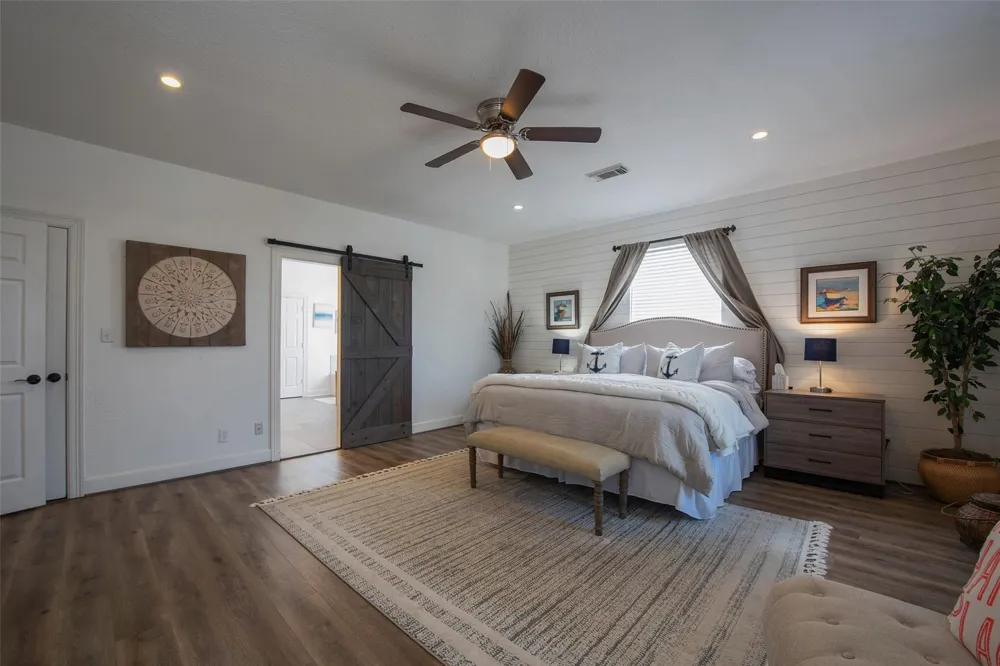 318 Sunset Circle Tiki Island, TX 77554
