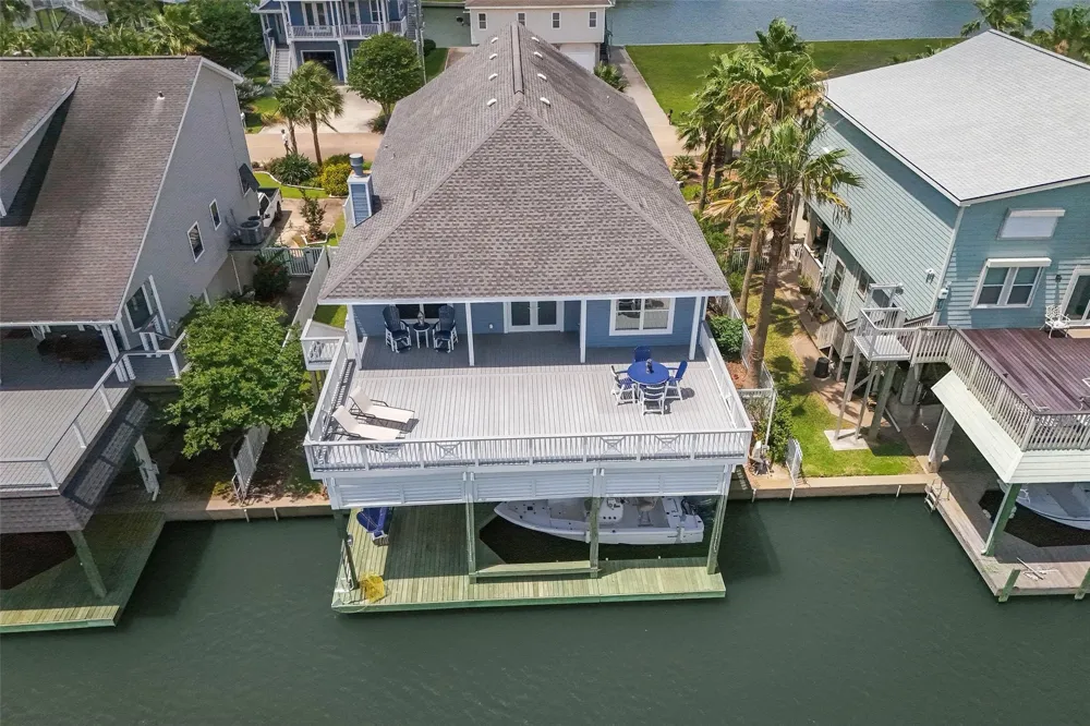 318 Sunset Circle Tiki Island, TX 77554