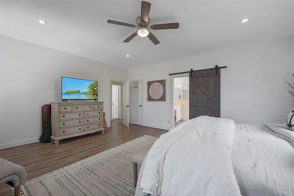 318 Sunset Circle Tiki Island, TX 77554