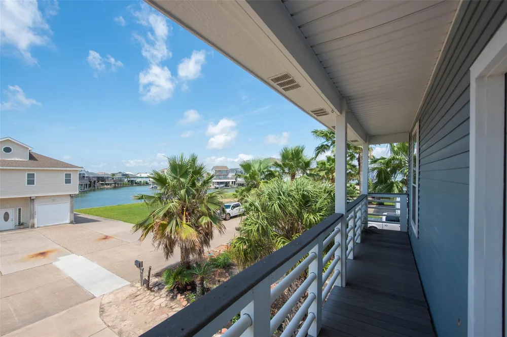 318 Sunset Circle Tiki Island, TX 77554