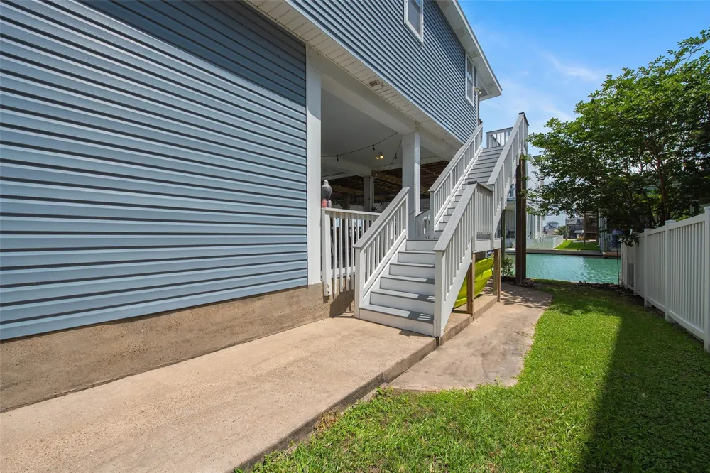 318 Sunset Circle Tiki Island, TX 77554