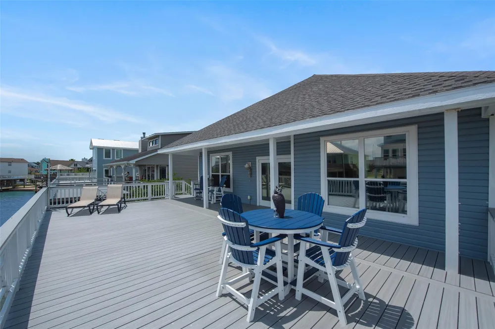 318 Sunset Circle Tiki Island, TX 77554