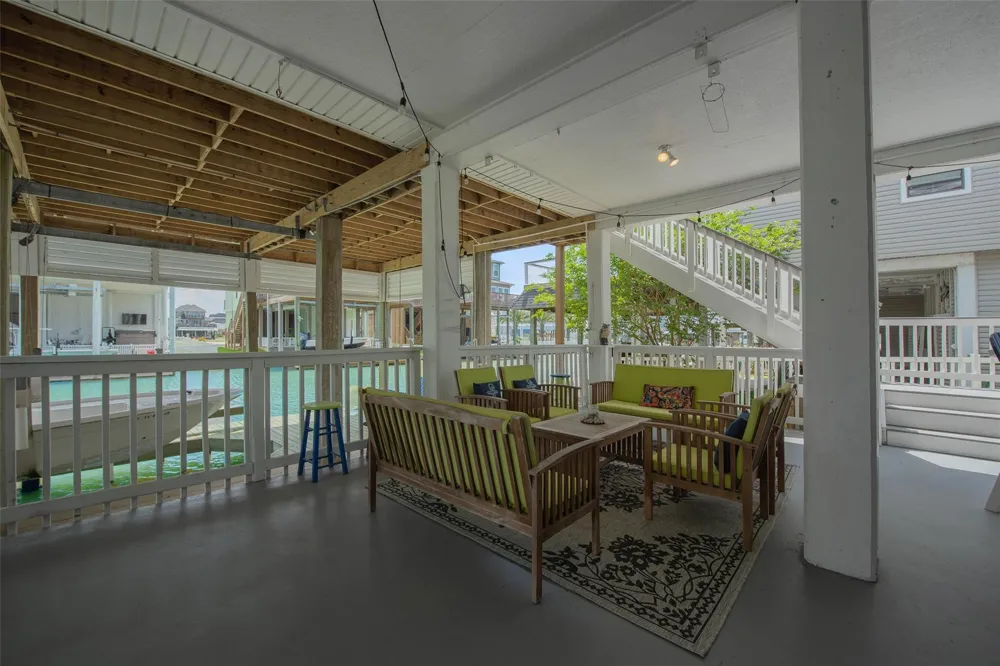 318 Sunset Circle Tiki Island, TX 77554