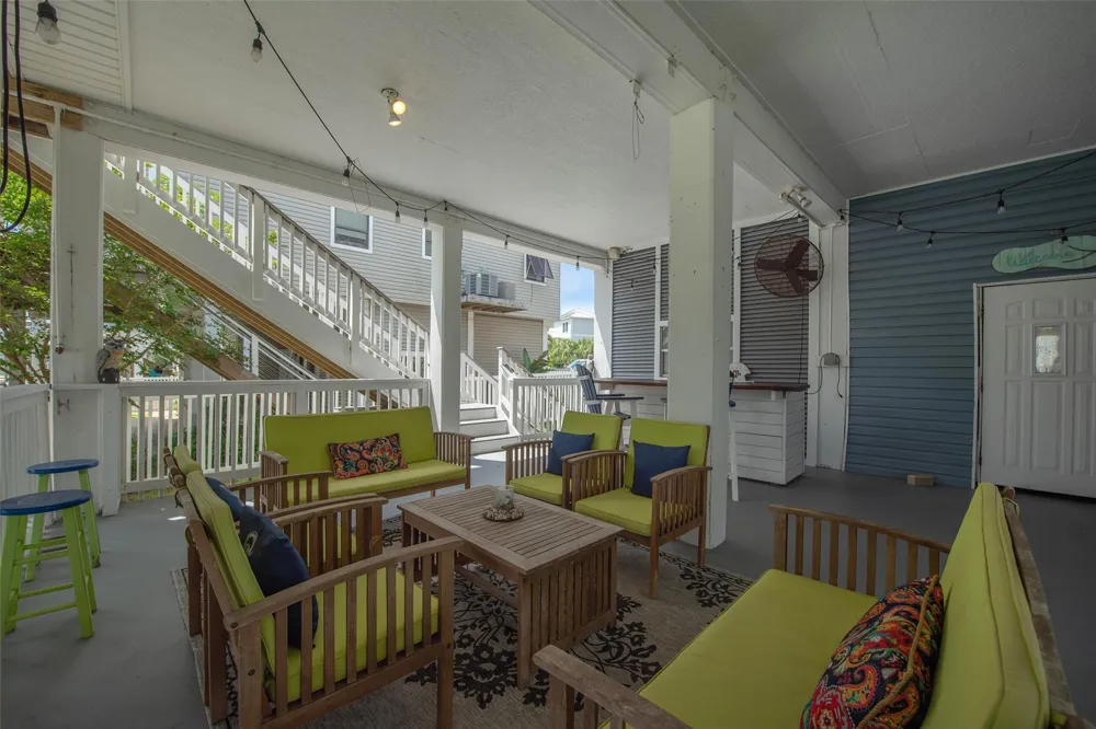 318 Sunset Circle Tiki Island, TX 77554