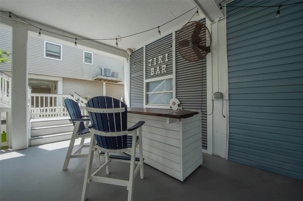 318 Sunset Circle Tiki Island, TX 77554