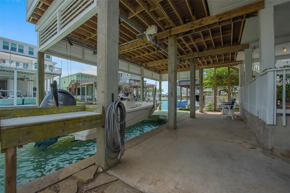 318 Sunset Circle Tiki Island, TX 77554