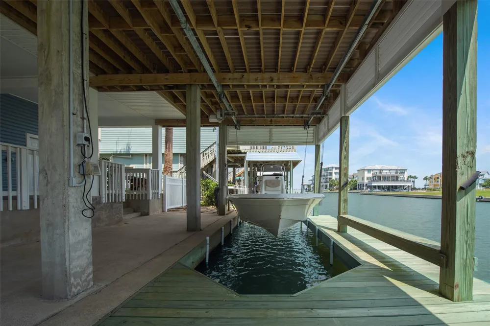 318 Sunset Circle Tiki Island, TX 77554